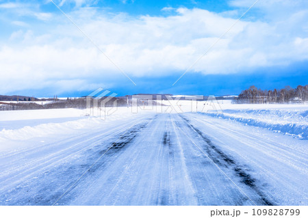 アイスバーンになった冬の北海道の道路 アイスバーンになった冬の北海道の道路 109828799