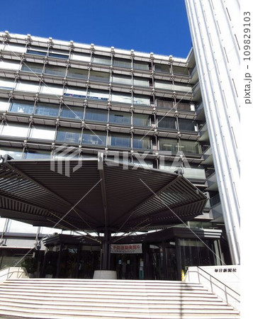 東京都千代田区一ツ橋にある毎日新聞東京本社（パレスサイドビルディング）の入口 109829103