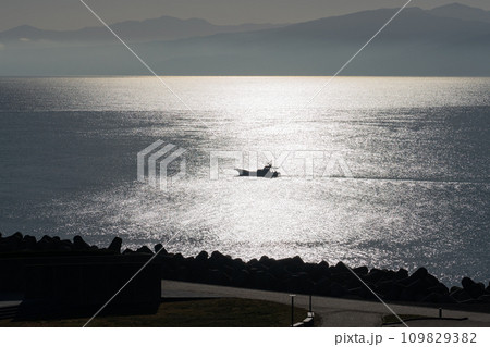 朝日を浴び進む漁船 朝日を浴び進む漁船 109829382