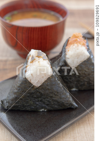 美味しい鮭おにぎりと明太子お握り 美味しい鮭おにぎりと明太子お握り 109829691