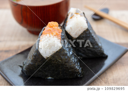 美味しい鮭おにぎりと明太子お握り 美味しい鮭おにぎりと明太子お握り 109829695