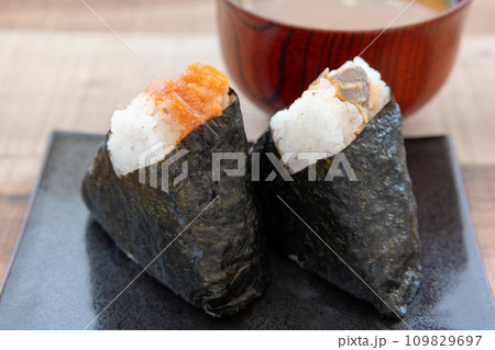 美味しい鮭おにぎりと明太子お握り 109829697