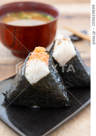 美味しい鮭おにぎりと明太子お握り 美味しい鮭おにぎりと明太子お握り 109829699