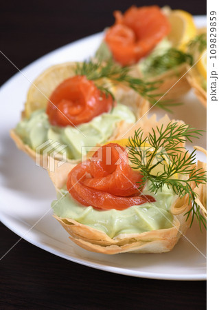 Filo dough baskets with avocado pate and salmon 109829859