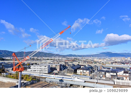 建設中のクレーンと新幹線の見える風景、奥には比叡山 109829899