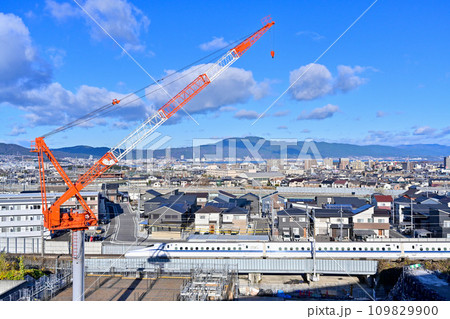 建設中のクレーンと新幹線の見える風景、奥には比叡山 建設中のクレーンと新幹線の見える風景、奥には比叡山 109829900