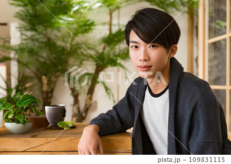 真剣な表情でこちらを見つめる若いアジア人男性（AI生成画像） 109831115
