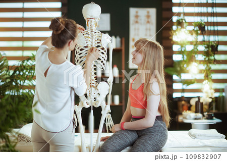 concerned massage therapist woman in massage cabinet 109832907