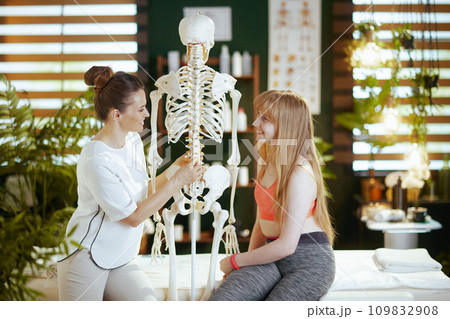 happy female medical massage therapist in massage cabinet 109832908