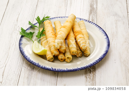 シガラボレイ、葉巻のようなトルコ風春巻き。 ユフカと呼ばれる生地でチーズフィリングを包んで揚げたもの 109834058