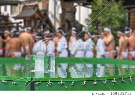 [国内] 年明けに鐵砲洲稲荷神社で行われる寒中禊の氷柱の入ったビニールプール。 109835715