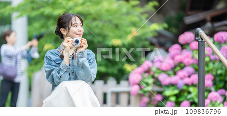 あじさいを撮る女性 観光地で記念撮影する女性 あじさいを撮る女性 観光地で記念撮影する女性 109836796