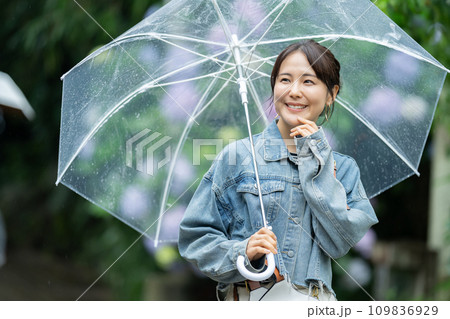 傘を差した女性 鎌倉近辺を旅する女性 梅雨時期に旅する女性 傘を差した女性 鎌倉近辺を旅する女性 梅雨時期に旅する女性 109836929