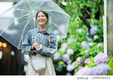 傘を差した女性　鎌倉近辺を旅する女性　梅雨時期に旅する女性 109836932