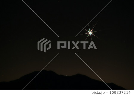 茅ヶ岳の上で一際美しく輝く明けの明星 109837214