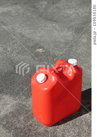 灯油ポリタンク 冬ストーブ暖房の燃料 109838180