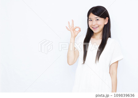 OKサインをしている30代の女性 109839636