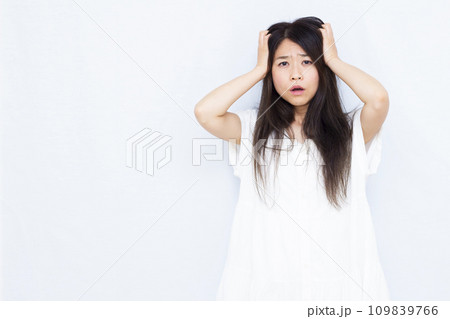 髪のひろがりに悩む30代の女性 109839766