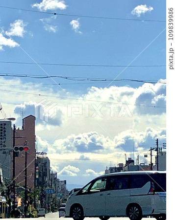 雲の広がる街 109839986