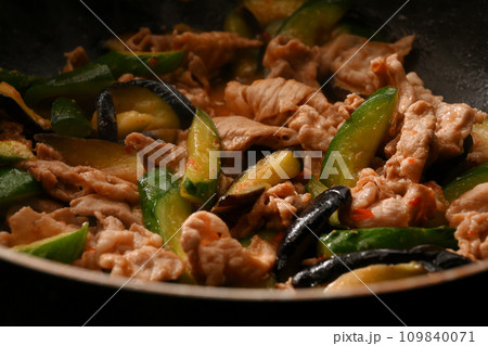ナスとキュウリと豚肉のピリ辛味噌炒め ナスとキュウリと豚肉のピリ辛味噌炒め 109840071
