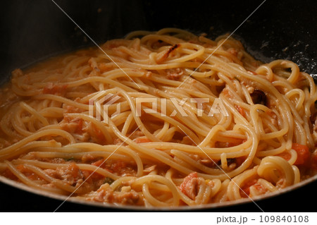 トマトソースのパスタを煮込んでいる様子 109840108