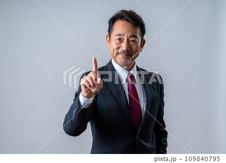 考え込むミドルビジネスマン 109840795
