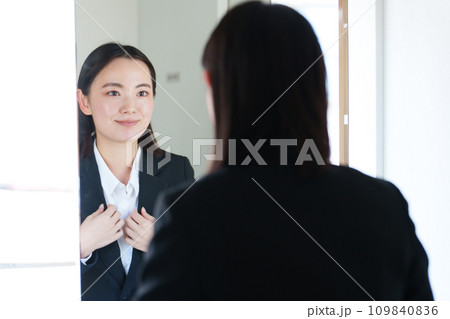 ビジネスウーマン　身支度 109840836