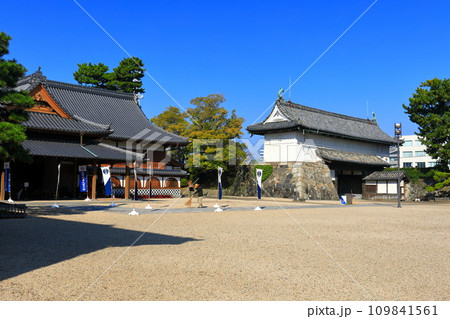 【佐賀県】快晴の佐賀城 本丸御殿と鯱の門 【佐賀県】快晴の佐賀城 本丸御殿と鯱の門 109841561