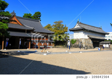 【佐賀県】快晴の佐賀城 本丸御殿と鯱の門 109841564