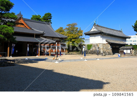 【佐賀県】快晴の佐賀城 本丸御殿と鯱の門 【佐賀県】快晴の佐賀城 本丸御殿と鯱の門 109841565