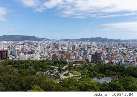 高松市市街地（栗林公園、桜町方面）、紫雲山からの眺望　（香川県高松市） 109841684