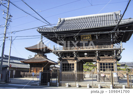 荒子観音寺 山門 109841700