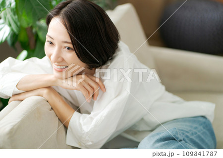 ソファでくつろぐ女性 109841787