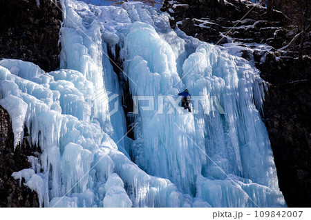 氷瀑を登る 109842007