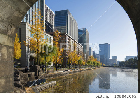 【都市風景】皇居前広場から見た馬場先濠と丸の内ビル群 【都市風景】皇居前広場から見た馬場先濠と丸の内ビル群 109842065