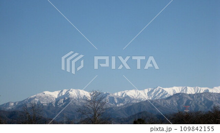 冬の晴れ間の雪山と青空 冬の晴れ間の雪山と青空 109842155