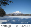 快晴の厳寒の中、牧場から眺めた岩手山 109842413