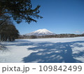 快晴の冬、雪の牧場から眺めた岩手山 109842499