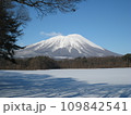 厳寒の冬の岩手山 109842541