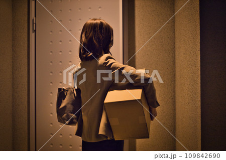 ビジネスウーマン のナイトルーティーン　置き配を持つ後ろ姿 109842690