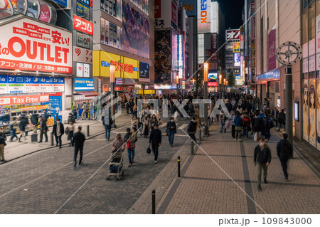 《東京都》秋葉原の電気街の夜景・歩行者天国 《東京都》秋葉原の電気街の夜景・歩行者天国 109843000