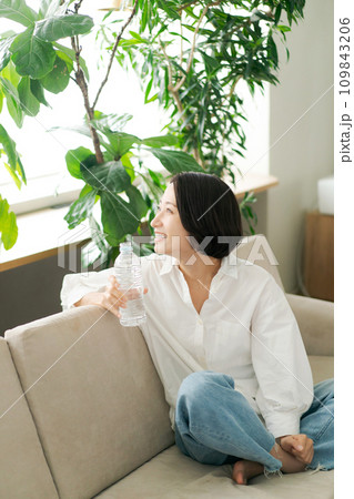 ソファで水を飲む女性 ソファで水を飲む女性 109843206