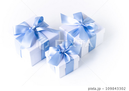 ピュアで爽やかな上品な色、サックスブルーリボンの贈り物 ピュアで爽やかな上品な色、サックスブルーリボンの贈り物 109843302