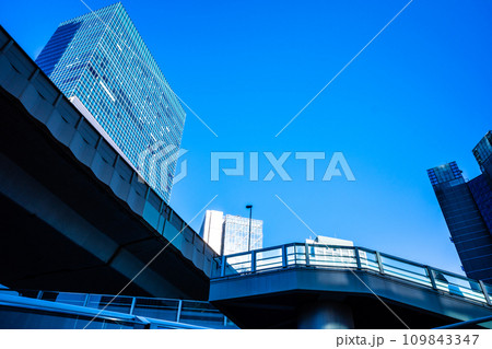 渋谷駅東口 歩道橋下から見上げる首都高速とビル 2023.12　高彩度コントラスト 109843347