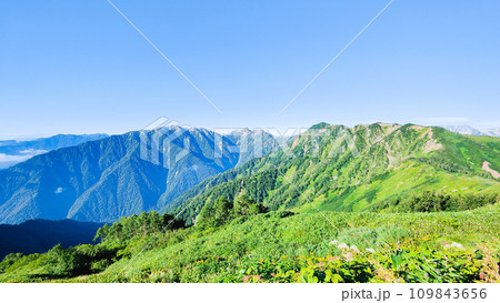 夏の爺ヶ岳登山（種池山荘から針ノ木岳・蓮華岳方面の眺め） 109843656
