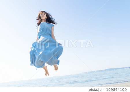 砂浜でジャンプする女性 109844109