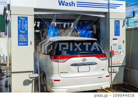 洗車機イメージ｜洗車イメージ｜ガソリンスタンドのコイン洗車機｜後方視点 109844816
