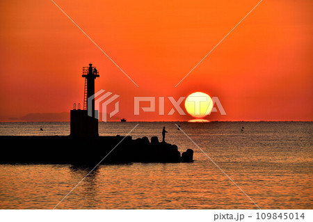 灯台とダルマ朝日 灯台とダルマ朝日 109845014