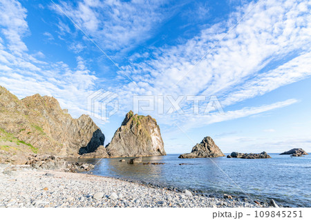 北海道積丹町　美しい日本海の景色が見渡せる人気の観光地　夏の島武意海岸 109845251