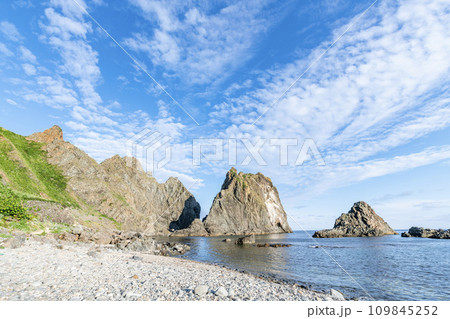 北海道積丹町　美しい日本海の景色が見渡せる人気の観光地　夏の島武意海岸 109845252